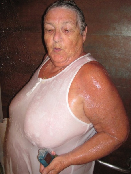 woman with huge tits milks her tits xxx image